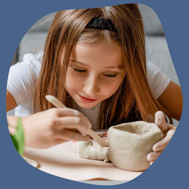 Jeune fille travaillant l’argile avec le kit de poterie Sculpd Kids